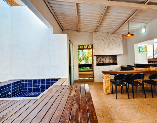 Casa com 4 Suítes e Jacuzzi ao Lado da Marina Escarpas