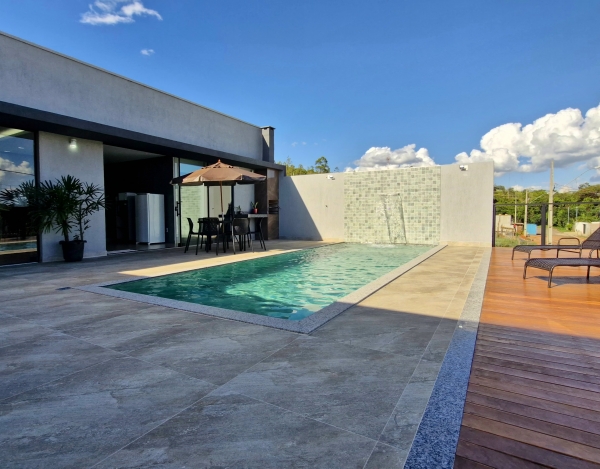 Casa com 4 suítes e Lazer Próx. à Marina Escarpas