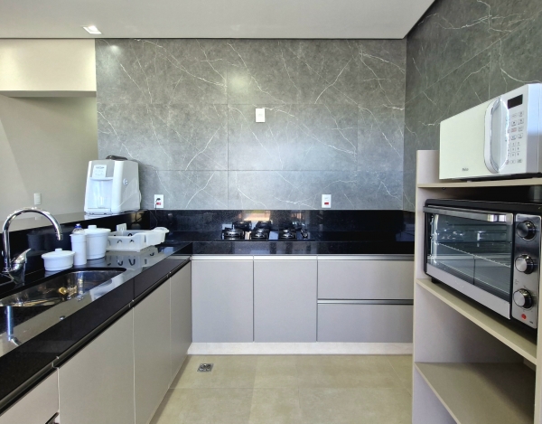 Casa com 4 suítes e Lazer Próx. à Marina Escarpas