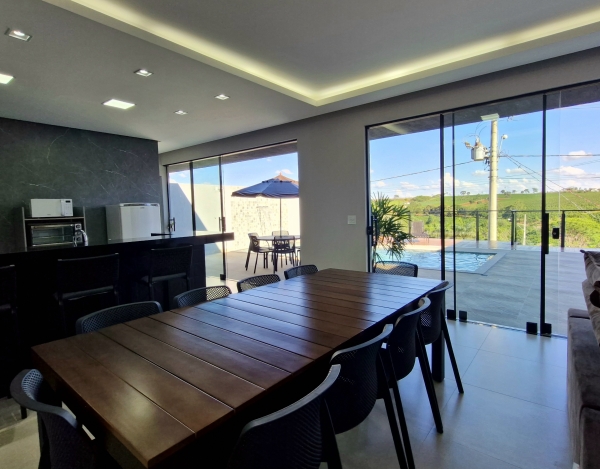 Casa com 4 suítes e Lazer Próx. à Marina Escarpas