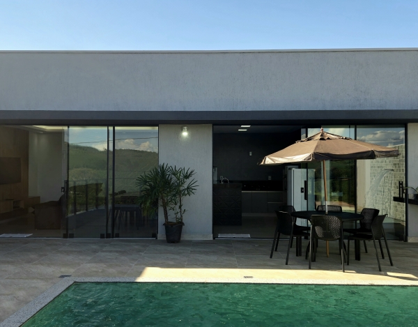 Casa com 4 suítes e Lazer Próx. à Marina Escarpas