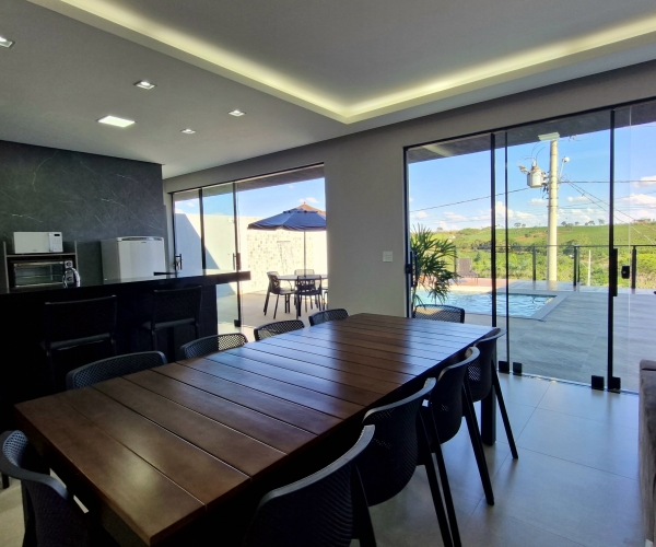 Casa com 4 suítes e Lazer Próx. à Marina Escarpas