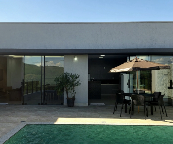 Casa com 4 suítes e Lazer Próx. à Marina Escarpas